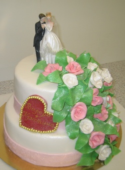 Свадебный торт с женихом и невестой с розами